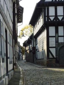 una antigua calle adoquinada en un edificio antiguo en Zum Jakobi 1, en Goslar