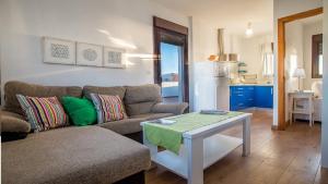 - un salon avec un canapé et une table dans l'établissement ÁTICO BELLA VISTA, à Tarifa