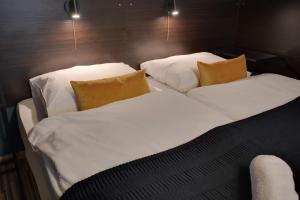 Postel nebo postele na pokoji v ubytování Apartamenty Mickiewicza - Superior Suites Katowice