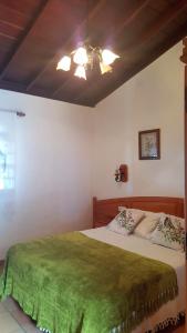 sypialnia z łóżkiem i wentylatorem sufitowym w obiekcie Casa Domingo Simón w mieście Fuencaliente de la Palma