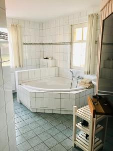 Ванна кімната в "Kombüse" by Ferienhaus Strandgut