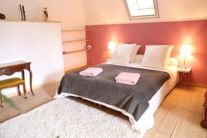 ein Schlafzimmer mit einem Bett mit zwei Handtüchern darauf in der Unterkunft Le Four à Pain in Leynhac