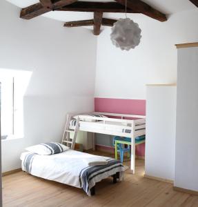 sypialnia z łóżkiem piętrowym i biurkiem w obiekcie Le Four à Pain w mieście Leynhac
