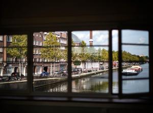 een raam met uitzicht op een rivier bij SWEETS - Kinkerbrug in Amsterdam
