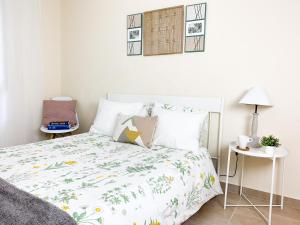 Postel nebo postele na pokoji v ubytování Cosy Flats Alicante