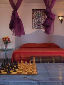 um quarto com um tabuleiro de xadrez em frente a uma cama em Blue Bab B&B em Lampedusa