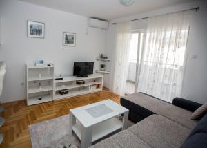 Μια τηλεόραση ή/και κέντρο ψυχαγωγίας στο Apartman G&A