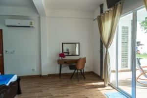 TV a/nebo společenská místnost v ubytování Yao Yai Beach Resort