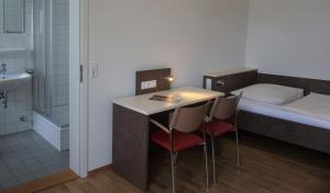 Ένα μπάνιο στο Jugendhaus St. Norbert +34 φωτογραφίες