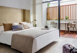 Eric Vökel Boutique Apartments - Atocha Suites tesisinde bir odada yatak veya yataklar