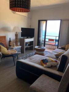 カルヴォエイロにあるColinaSol Vale Centeanes Appartement vue merのリビングルーム(大きなソファ、テレビ付)