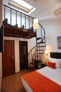 Un dormitorio con una cama elevada y una escalera en Anjo Azul, en Lisboa