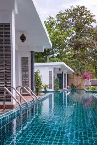 Bazén v ubytování Yao Yai Beach Resort nebo v jeho okolí