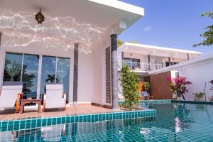 Bazén v ubytování Yao Yai Beach Resort nebo v jeho okolí