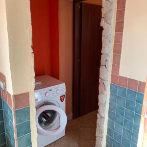 łazienka z pralką w pokoju w obiekcie Casa Ottema w mieście Nebida +30 zdjęć