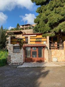 una casa in pietra con una porta di legno di fronte di Casa Ottema a Nebida