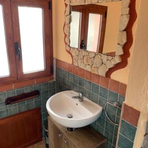 łazienka z umywalką i lustrem w obiekcie Casa Ottema w mieście Nebida
