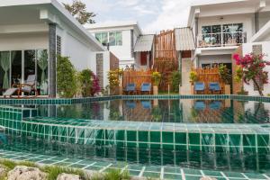 Bazén v ubytování Yao Yai Beach Resort nebo v jeho okolí