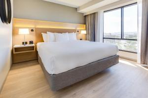 Postel nebo postele na pokoji v ubytování Radisson Hotel Seattle Airport