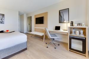 Postel nebo postele na pokoji v ubytování Radisson Hotel Seattle Airport