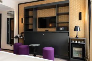 Postel nebo postele na pokoji v ubytování Hotel Yllen Eiffel