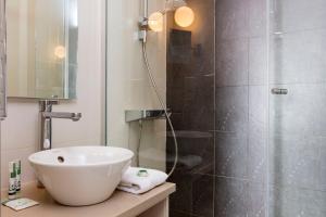 Koupelna v ubytování Hotel Yllen Eiffel