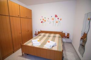 um quarto com uma cama com toalhas em La Chicca em Porto Santo Stefano