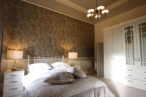 A bed or beds in a room at The Dower House Apartments 