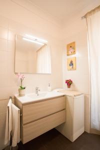 bagno con lavandino e specchio di Polacchi 42 Apartment a Roma