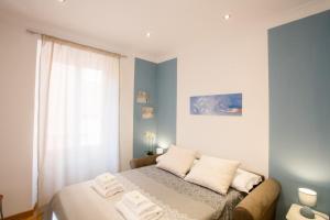 ローマにあるPolacchi 42 Apartmentのベッドルーム1室(ベッド1台、タオル2枚付)