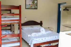 1 Schlafzimmer mit 2 Etagenbetten und 1 Bett in der Unterkunft Pousada do Marcão in Ubatuba