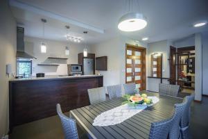 Köök või kööginurk majutusasutuses Villasun Luxury Apartments & Villas