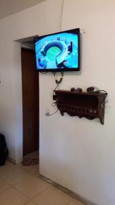 Chalézinho - Massaguaçu في كاراغواتاتوبا: تلفزيون بشاشة مسطحة معلق على الحائط