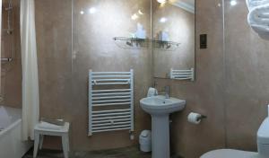 A bathroom at MacLean Guest House 