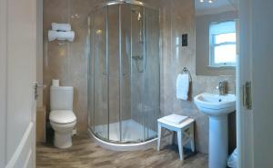 A bathroom at MacLean Guest House 