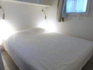 Postel nebo postele na pokoji v ubytování GASYAN - Golfe de St-Tropez - Appartement aves accès plage dans résidence avec piscine