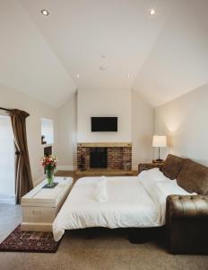 sala de estar con cama grande y sofá en Orchard Cottage en St Andrews