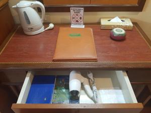 una scrivania con un libro e un quaderno sopra di Phi Phi Hotel a Phi Phi Don