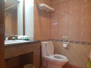 La salle de bains est pourvue de toilettes et d'un lavabo. dans l'établissement Phi Phi Hotel, sur les Îles Phi Phi