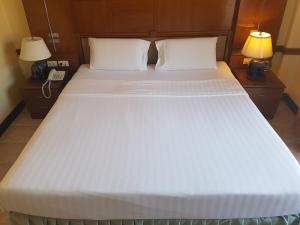 سرير أو أسرّة في غرفة في Phi Phi Hotel