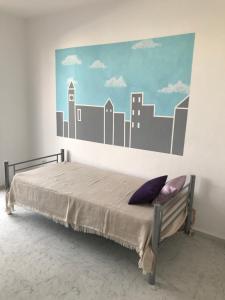 Coordenadas Ibiza في مدينة إيبيزا: غرفة نوم بسرير مع لوحة على الحائط