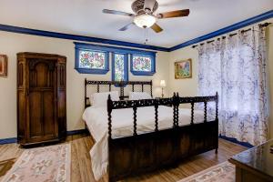 um quarto com uma cama e uma ventoinha de tecto em Sara's Inn on the Boulevard em Houston