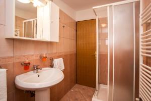 Koupelna v ubytování Apartments Romano + 66 fotografií