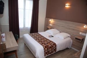 um quarto de hotel com uma cama grande e uma janela em Hôtel La Pocatière em Coutances