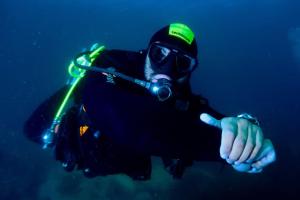 Un uomo in tuta subacquea e occhiali e un tubo di The Patrick a Catania