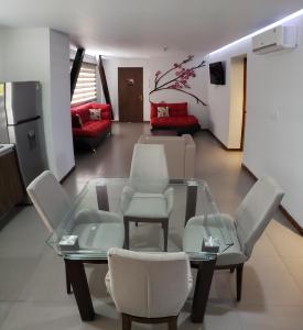 - un salon avec une table et des chaises en verre dans l'établissement Terrass Hotel Zamora, à Zamora de Hidalgo