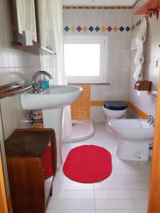 La salle de bains est pourvue d'un lavabo et de toilettes. dans l'établissement B&B Tisoi, à Belluno