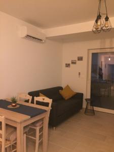 salon z kanapą i stołem w obiekcie Apartman Medulin w Medulinie