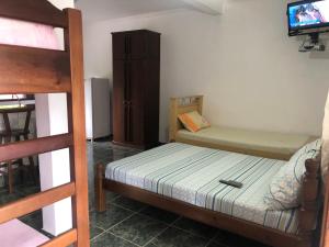 una habitación con una litera y una litera en Kitnets Park Verde, en Peruíbe