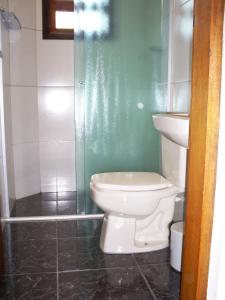 Un baño con inodoro y ducha en Kitnets Park Verde, en Peruíbe 29 fotos más